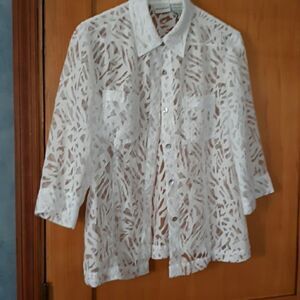 White Stag Women White  Blouse 2 front pockets 6 Button Size S